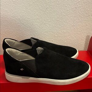Kizik Black Slip-On Casual black suede Sneakers women’s size 7